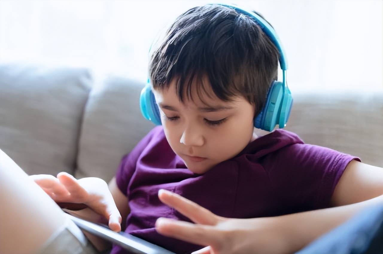 原创            小学盛行“奶屁文学”，家长看后直皱眉，尴尬到脚趾抠出三室一厅-给小学生看的音乐类视频