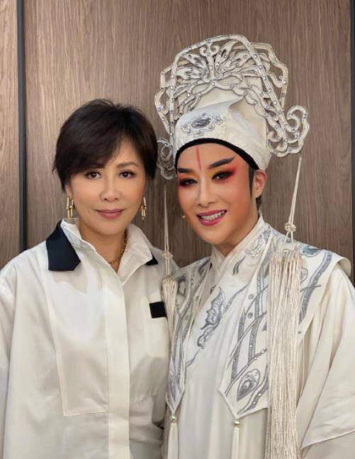 越剧发烧友刘嘉玲,追戏"茅山伯",发微博力挺引万人转发_茅威涛_香港