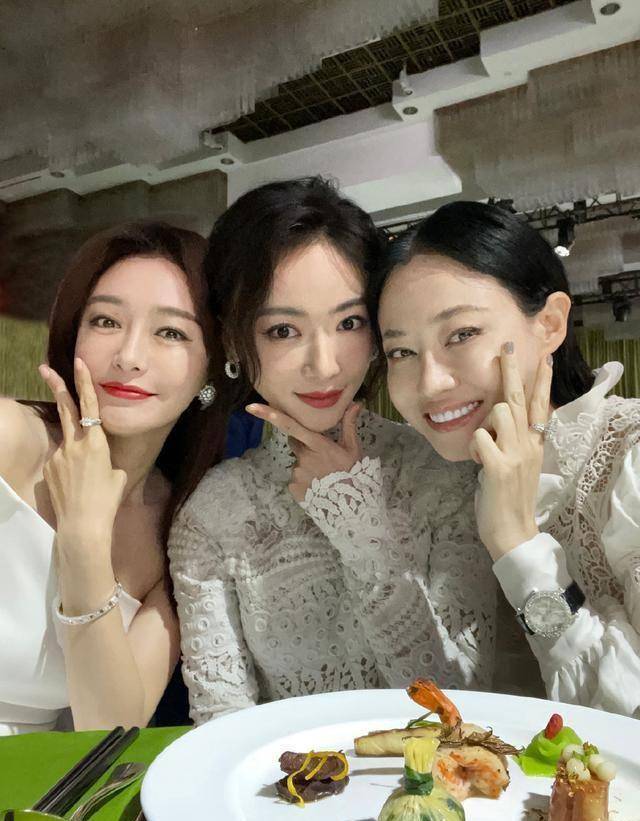 秦岚吴谨言晒亲密搂腰合照,令后cp发糖啦_璎珞_剧里_网友