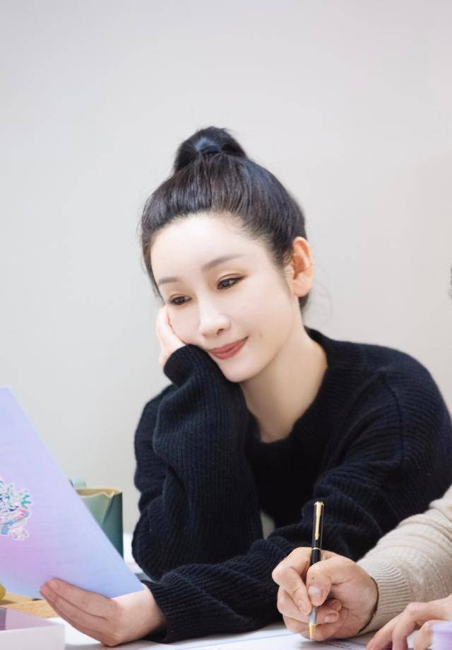 秦海璐不在意自己多大,穿针织衫扎马尾,在王新军面前仍像小姑娘_版型