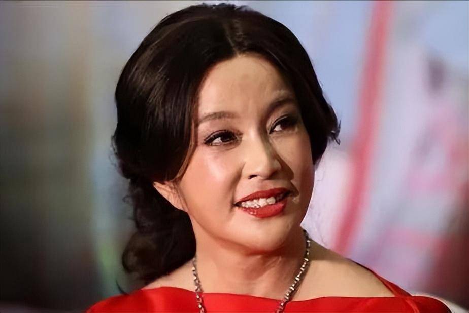 70岁刘晓庆近照曝光,面部衰老,浓妆艳抹扮18岁少女,还是老奶奶_姜文