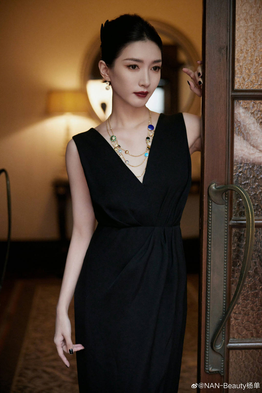 江疏影穿露背黑裙秀曼妙身材!