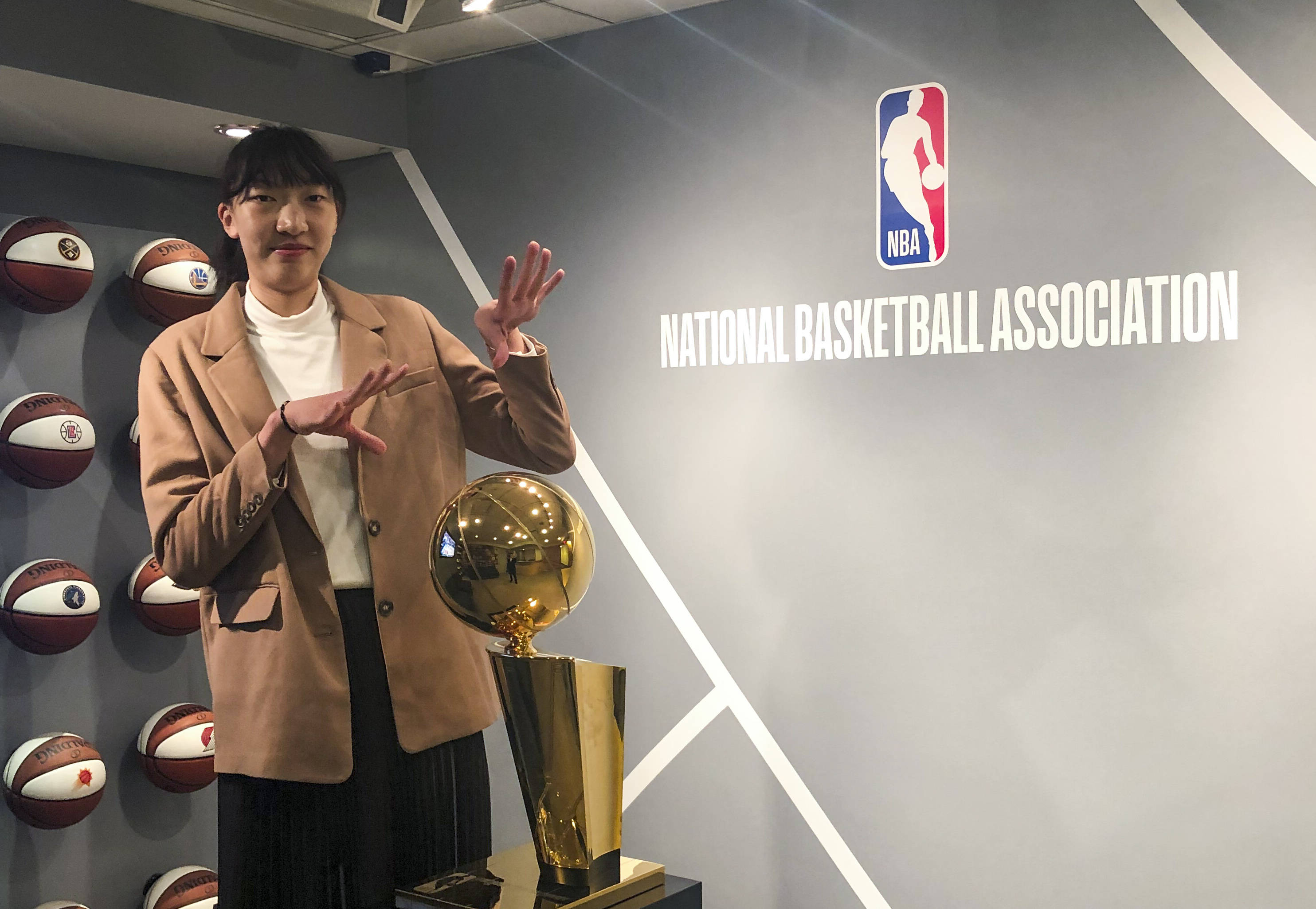 如今留洋wnba童年时期,正值姚明在火箭队效力,小韩旭几乎一场不落