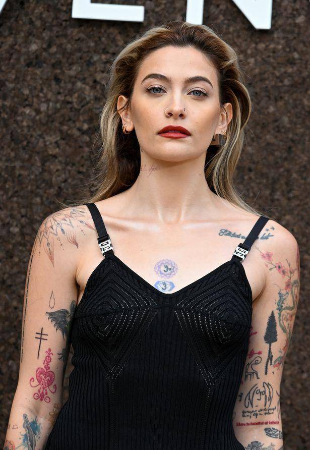 手臂上彩色纹身超吸睛_帕丽斯·杰克逊_时装秀_金色