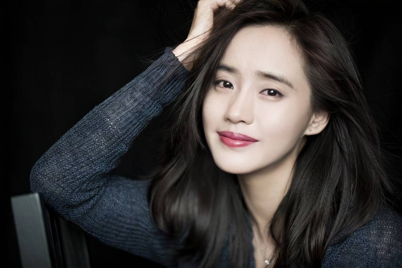 蓝盈莹和王智同框显高冷 牵手好"僵硬"同是银色不同风格_身材_颜色