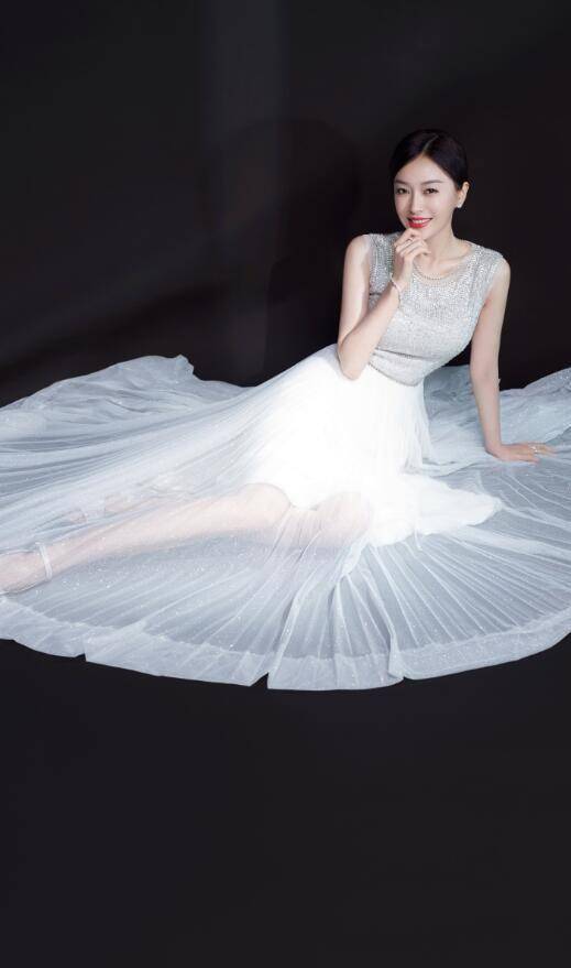 秦岚身穿一袭白纱长裙,气质俱佳,美得像个"白天鹅"_裙摆_发型_角色