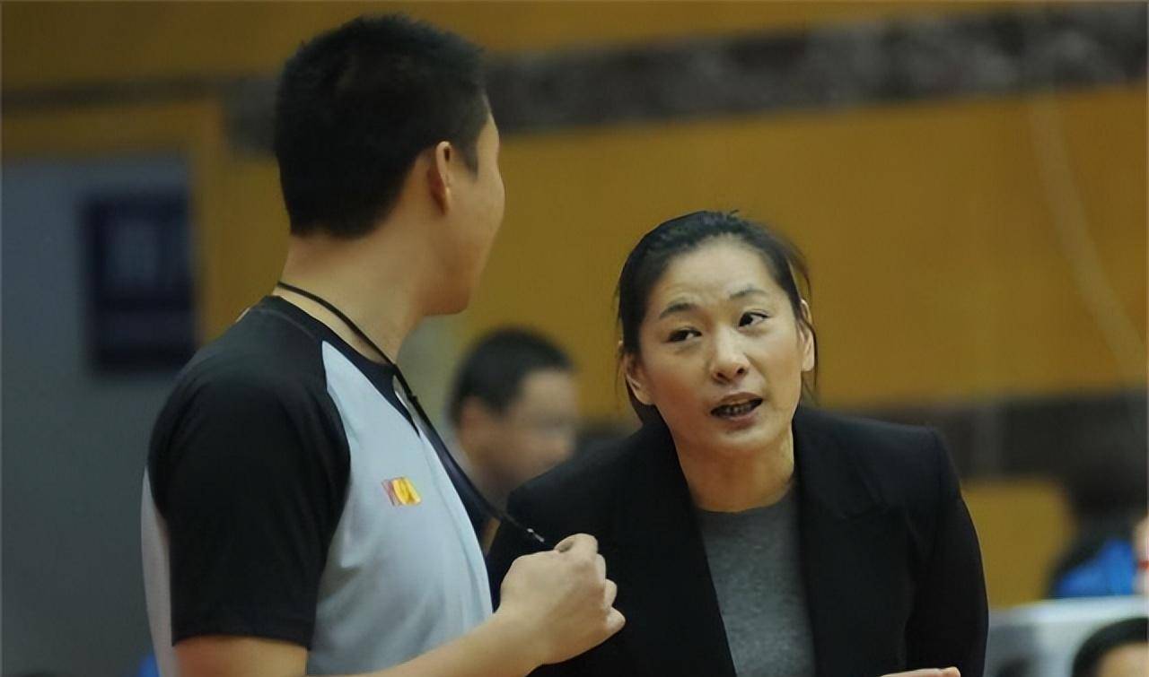 54岁女篮主帅仍未婚,曾与巩晓彬相恋9年,后者早已娶妻生子_李昕仍