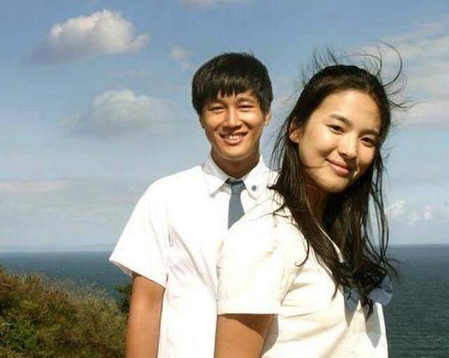 如图宋慧乔穿着白色衬衫和车太贤在一起快乐留影,那时候还没和宋仲基