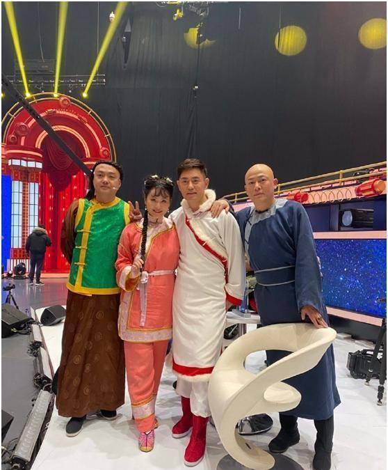 大家都换上了剧中的服装和扮相,细心地网友会发现,台上的萧剑,蒙丹