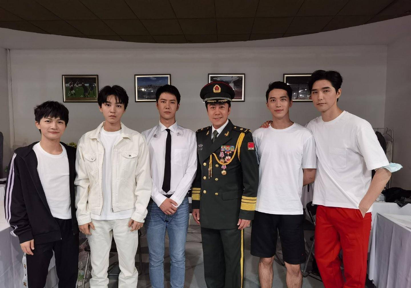 有成龙,有李宇春,有孙楠,有黄轩,有张嘉译,还有靳东