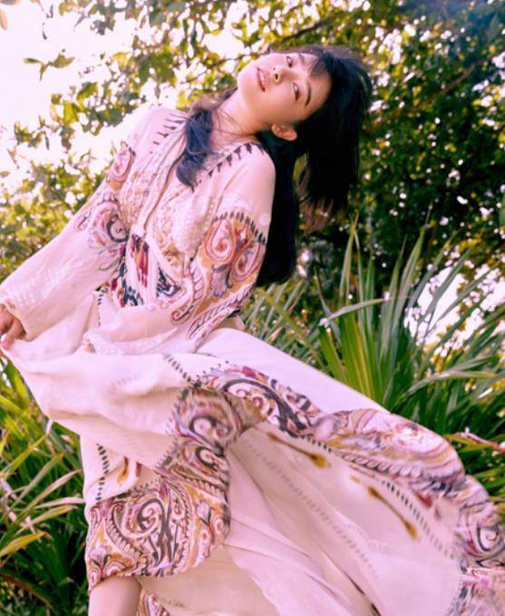 阚清子身穿长裙现身海边,接回长发没翻车?