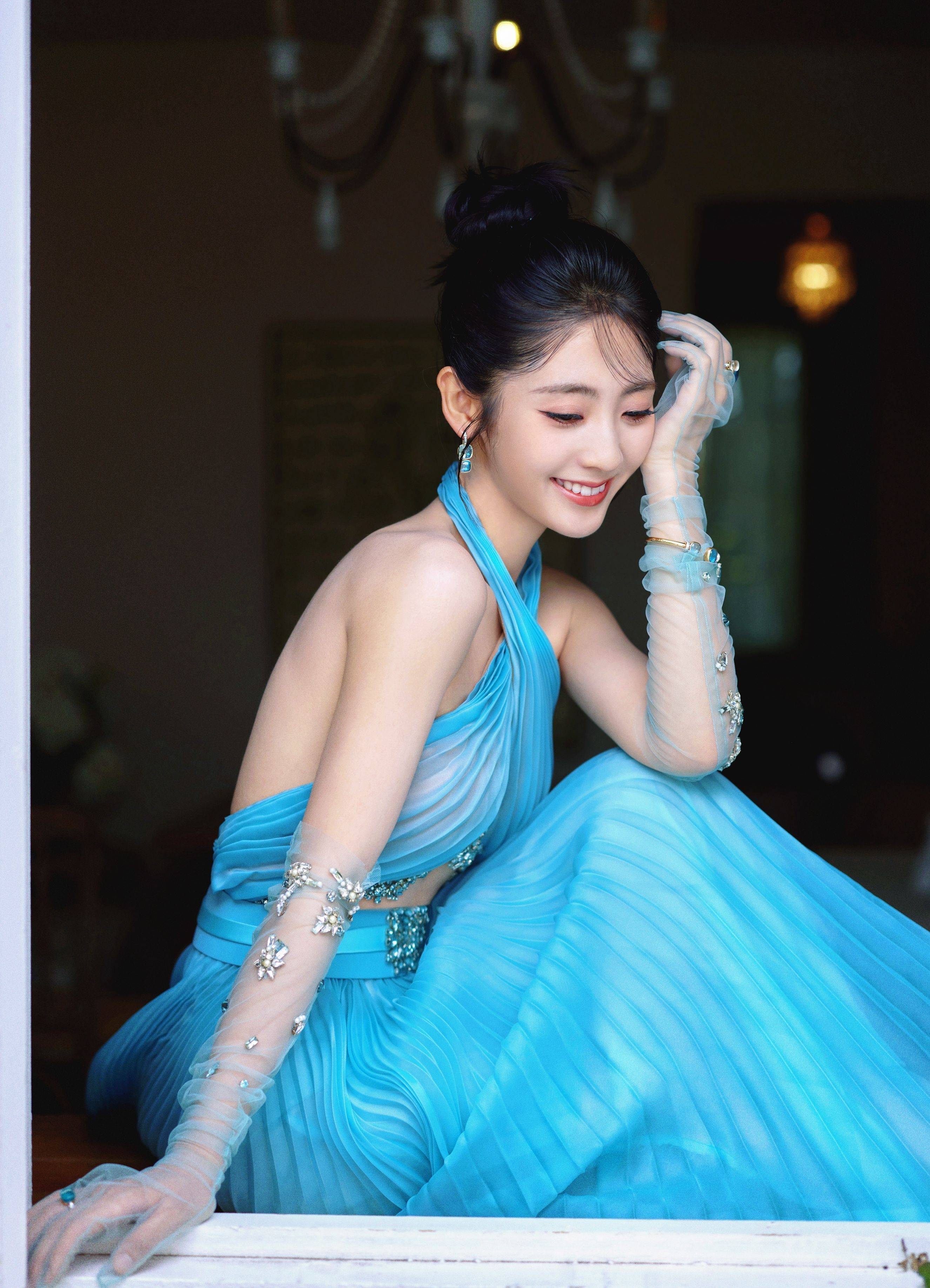 邢菲蓝色条纹连衣裙性感写真_的设计_肌肤_裙摆