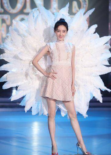 身着洋娃娃衬衣的王丽坤,但她未能成功地扮演这位温柔女孩的心_照片