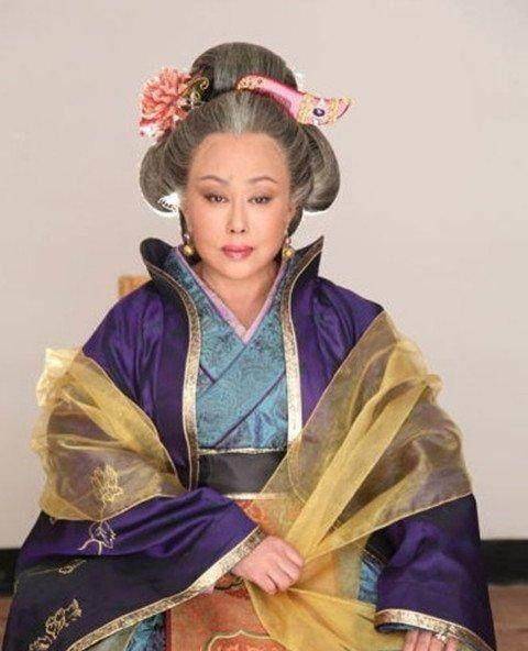 不管是现代据还是古装,斯琴高娃都能演出她的风格.