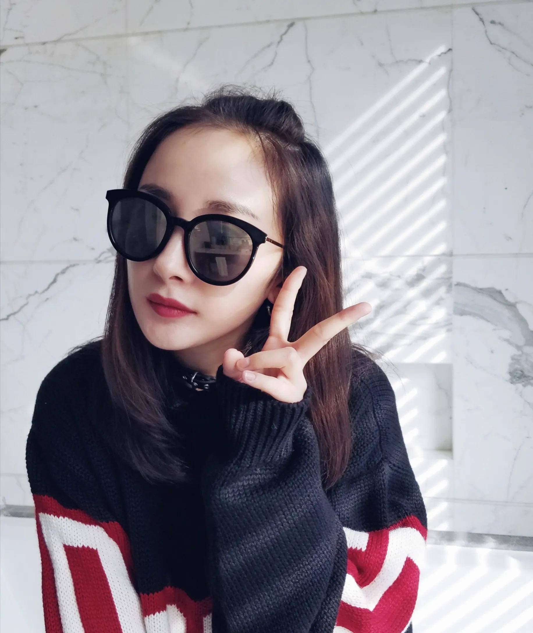 杨幂自拍秀"剪刀手",这身材,女人见了也心动_图片_网络_照片