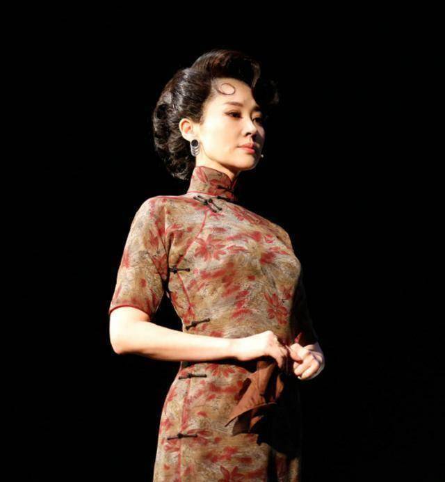 许晴风姿绰约,身材美妙,气质更是不在话下,见过她穿旗袍的人都被她