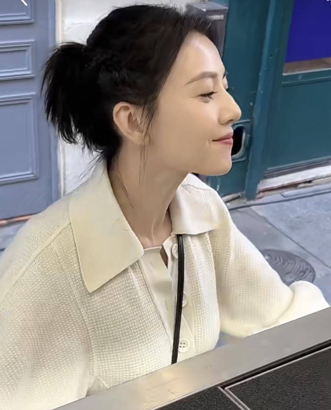 高圆圆巴黎被偶遇,马路边吃刀削面,飞机上练瑜伽,素颜状态真实_女明星