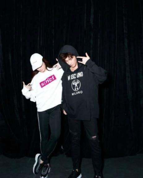 其实杨洋和刘亦菲之所以能够在现场跳舞跳得这么好,完全是因为两个人