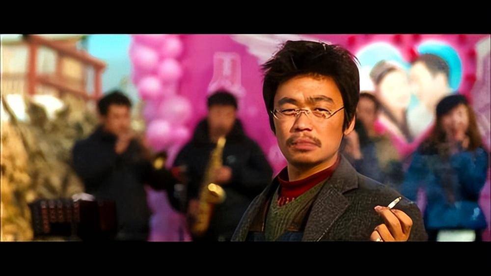 内衬皮夹克和红衬衣,站在农村的地头上,模仿王宝强在电影《树先生》中