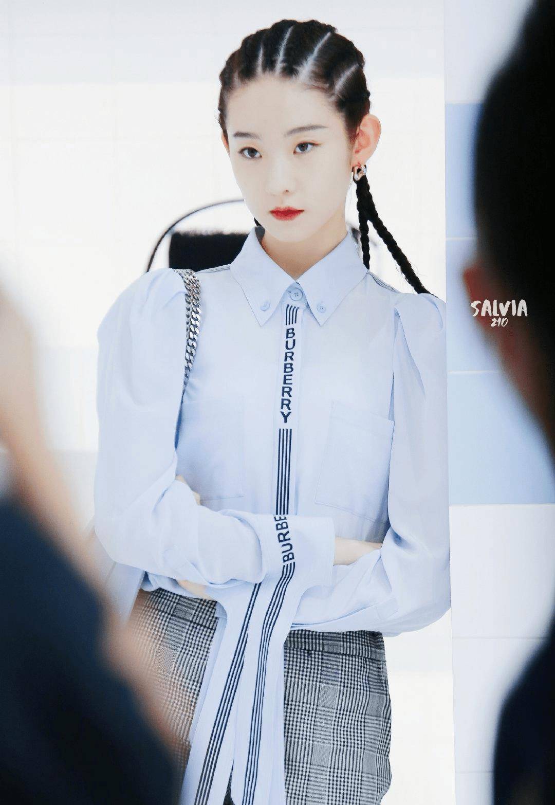 时代少年团全员女装,露肩美发耳环一样不差,扮相辣眼睛让人心酸_女生