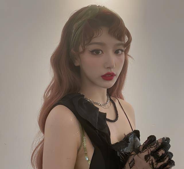 孔雪儿现身综艺节目,穿"毒液裤"让嘉宾都看直了,真是太美丽_早饭_眼睛