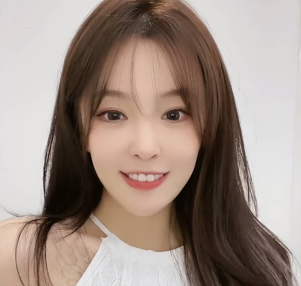 宋美娜如今已经转型成为网红,平时经常更新美照,她的长相与王思聪前任