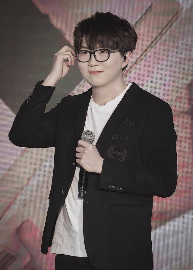 毛不易穿每件西装都"萌萌哒"_选择了_活动_衬衫