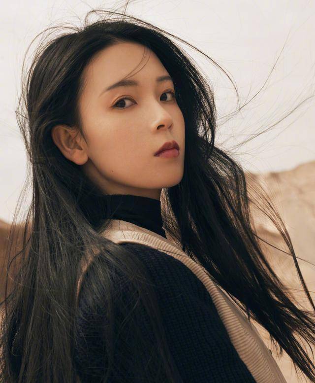 晒晒陈瑶的生活照,插花,唱歌样样手到擒来,网友:你还有啥不会_桌子