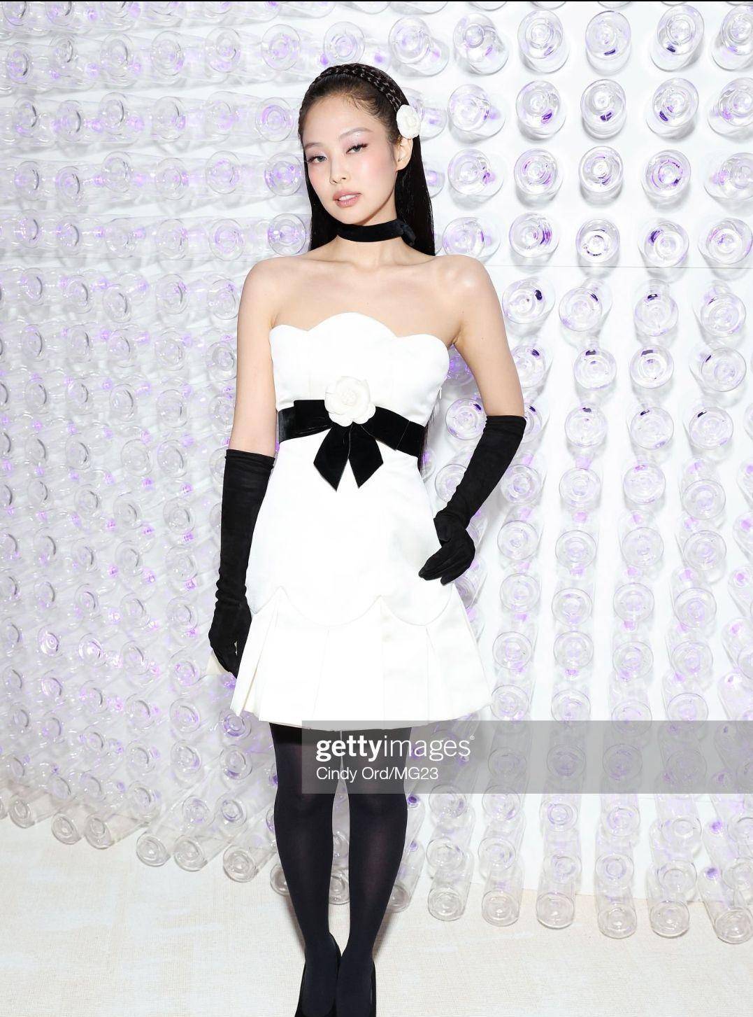 自信的女人是美丽的!jennie穿"黑丝"虽然显腿短,但一点都不俗气