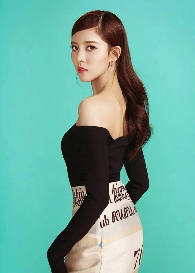 家境不俗,身材身高外形都ok.更何况综合条件看,宋妍霏也并不输张一山.