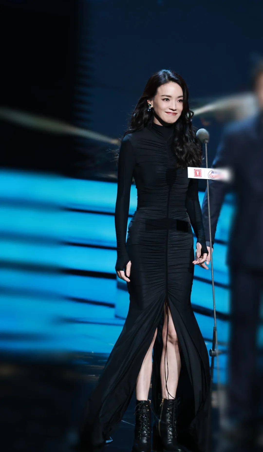 angelababy进不去的红毯,她美得像开了光……_电影_连衣裙_活动