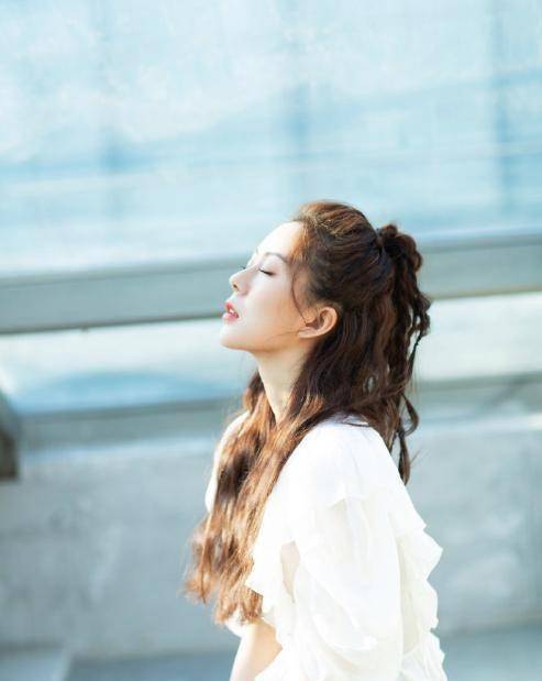 汤敏在《半个喜剧》里的精彩表演,让我一下子记住了这个甜美的女孩.