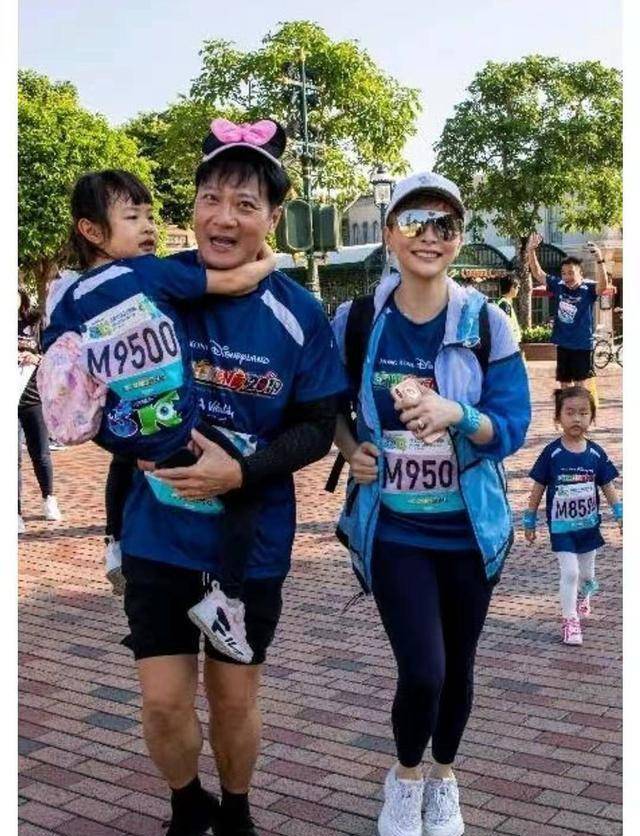 汤盈盈钱嘉乐带娃跑马拉松!