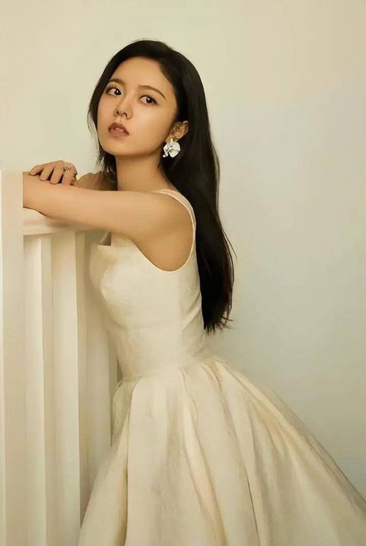 赵今麦身穿白色吊带裙,他的事业线引人注目,头发飘扬,气氛充满了_感觉