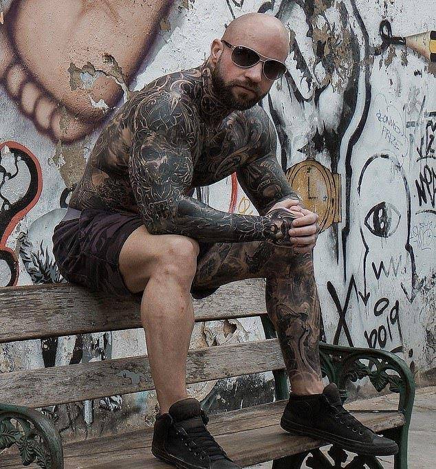 美国男子存钱4年只为到泰国纹身,忍痛205小时,花费近10万