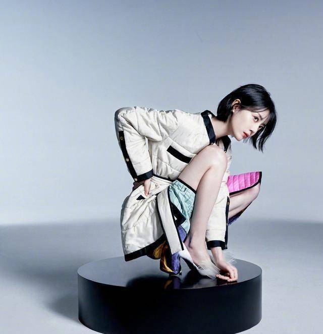 她"离开"杨幂一年多,今穿羽绒服配拼接短裙,蹲圆柱上气势十足_李溪芮