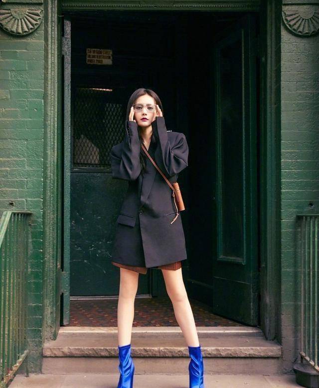 她曾是赵丽颖替身,今穿卡通白t加阔腿裤,简约中带丝时髦感_李一桐