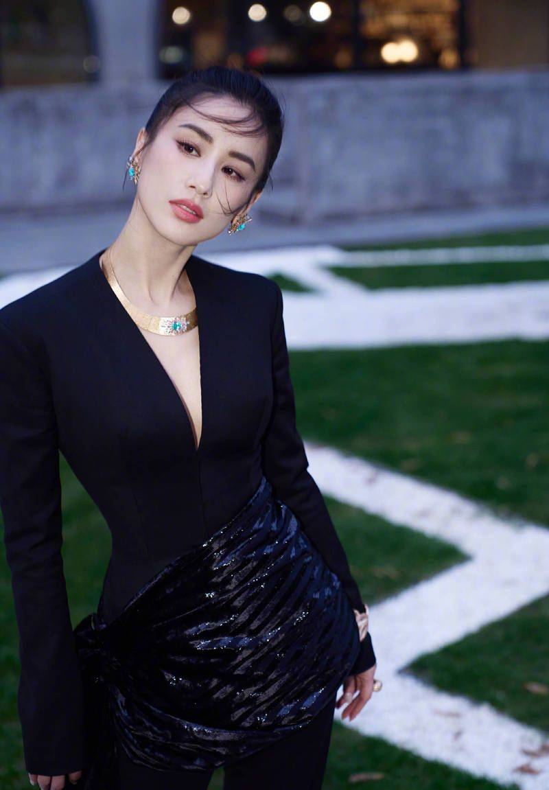 黄圣依黑西装配高马尾酷飒十足 腰肢纤细气场全开