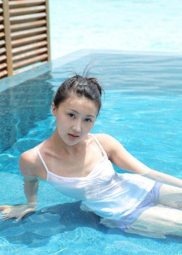 白冰,韩雪,甘薇和景甜,她们不但是学校中的校花,即便走出校园,也凭借