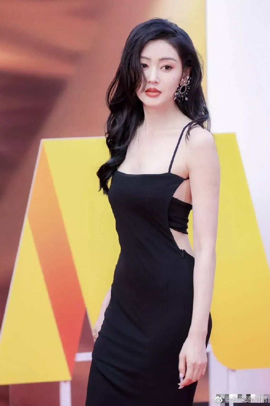 葫芦臀蚂蚁腰,张天爱真的太有身材了,难怪路人都是惊叹声_阿麦_感觉