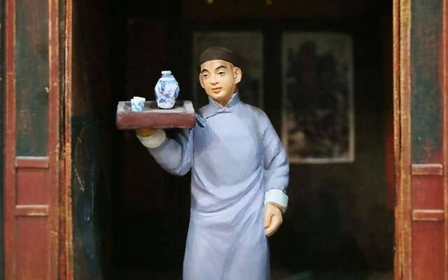 他从一个端茶送水的小学徒干起,最后在26岁的时候成为了伙计,对于他来