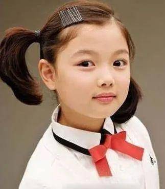 因为是圆脸,再加上婴儿肥,所以青春期的金裕贞的脸看上去还是胖嘟嘟的