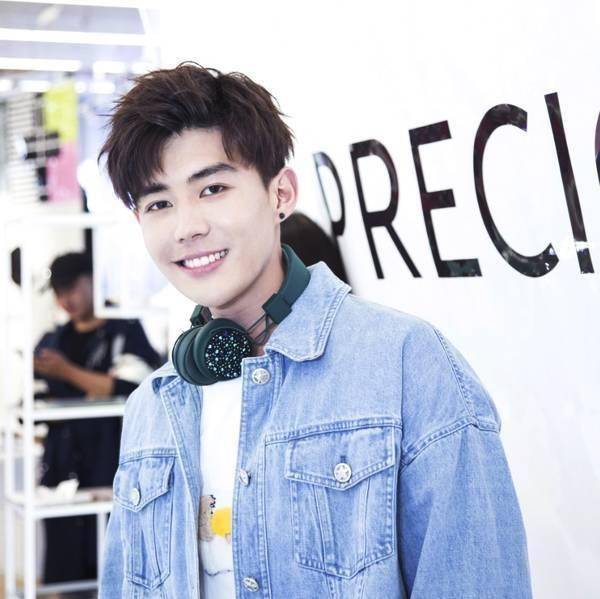 给唐嫣送水果,没想到后来被她签下,力捧成为男主_于济玮_角色_年级