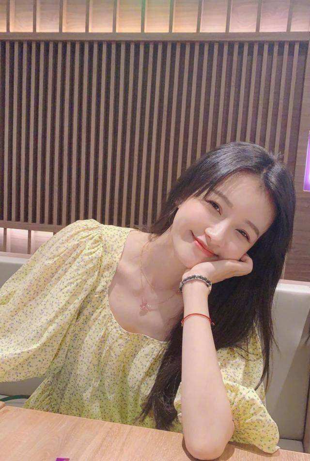 孙怡晒素颜怼脸照并发文:在澡堂光不出溜被人认出来很尴尬_生活