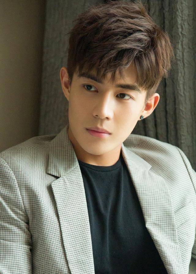 给唐嫣送水果,没想到后来被她签下,力捧成为男主_于济玮_角色_年级