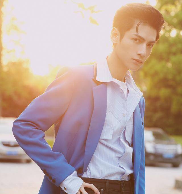 他演少年何以琛被人熟知,今穿条纹衬衫配蓝色西装,温柔冷俊_罗云熙