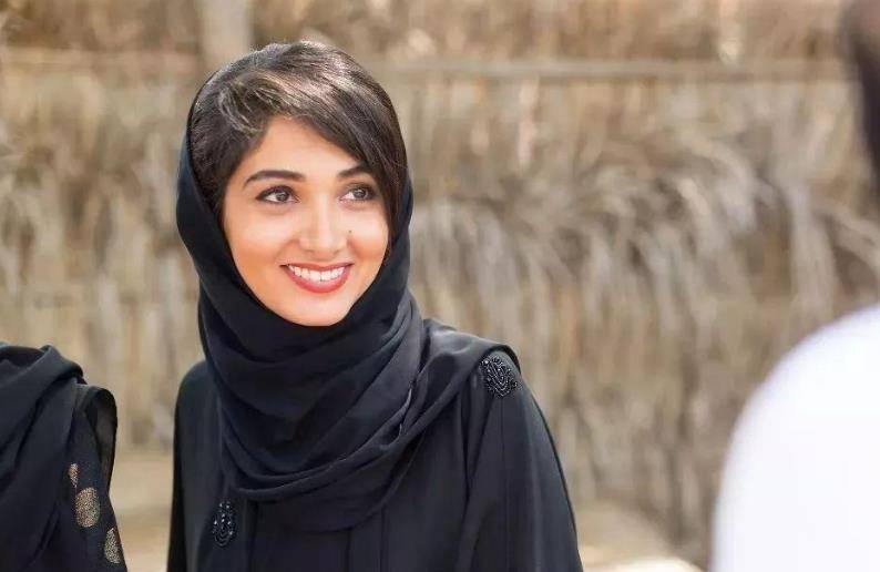 继承了早期雅利安人的特质,通常情况下波斯的美女鼻梁较高,且眼睛比较