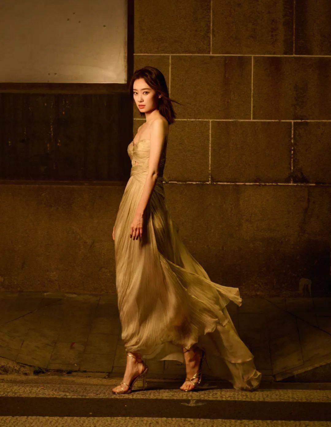 angelababy进不去的红毯,她美得像开了光……_电影_连衣裙_活动