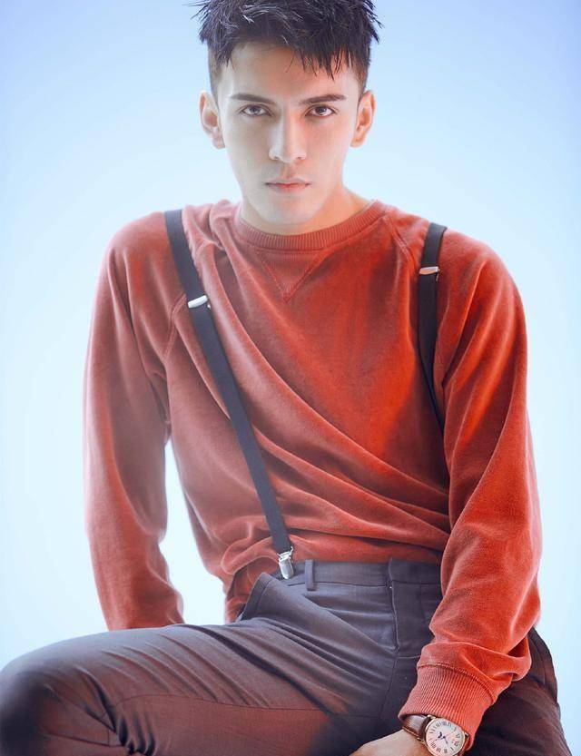 一位维吾尔族少年,也是即将冉冉升起的痞帅型男_帅哥_新疆_外貌