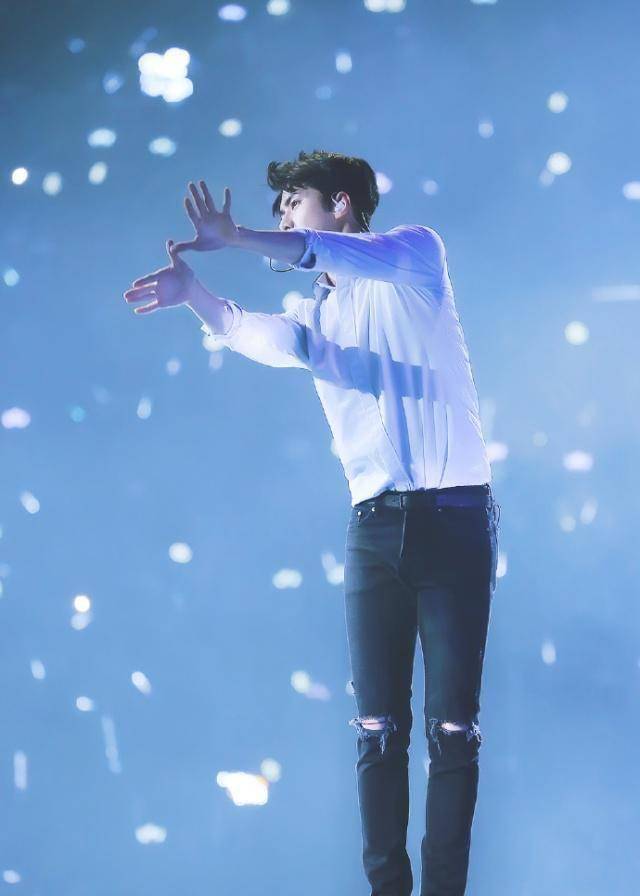 跳舞最圈粉的明星,张艺兴吴世勋水中湿身舞,lisa头发丝都在跳舞_舞蹈